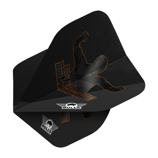 Bulls NL Speler 100 Dirk Van Duijvenbode Editie 2 No2 Standaardvluchten Das Bild zeigt ein schwarzes Dartflight mit einer orangenen Umrissgrafik eines jubelnden Spielers. Darauf steht der Name "Dirk Van Duijvenbode" und das Bulls-Logo ist sichtbar.