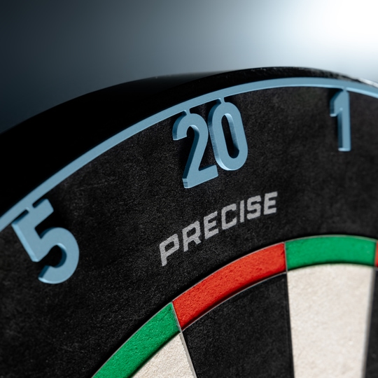 Precise 180 Endorphine Steel Dartbord met genummerde ring - Infinity Blue Auf dem Bild sieht man das Precise 180 Endorphine Steeldartboard mit Nummernring in Infinity Blue. Diese Dartscheibe ist für ein präzises Spiel konzipiert.