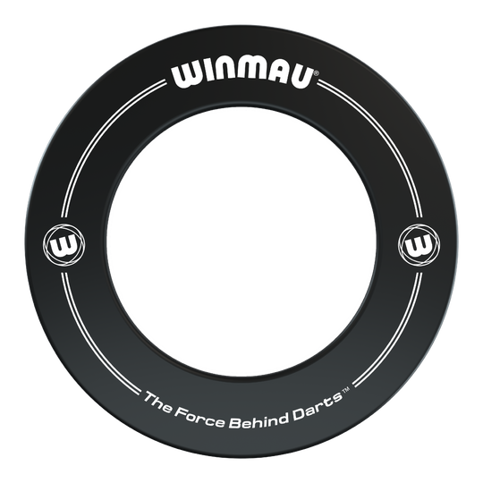 Winmau Dartboard Surround Auf dem Bild ist ein schwarzer Dartboard-Surround der Marke Winmau zu sehen. Auf dem Surround steht der Slogan „The Force Behind Darts“.