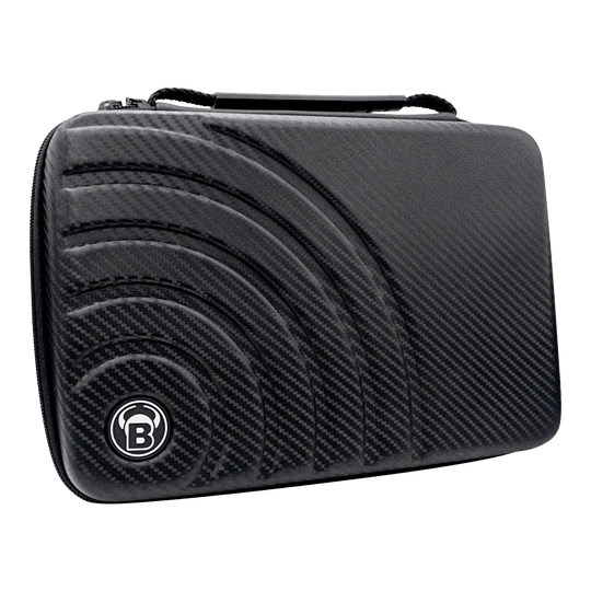 Bulls Orbis XXL dartcase - carbongrijs Das Bild zeigt das "Bulls Orbis XXL Dartcase" in Carbongrau. Das Etui hat ein modernes, karbonähnliches Design mit einem eingelassenen Muster und dem Bulls-Logo.