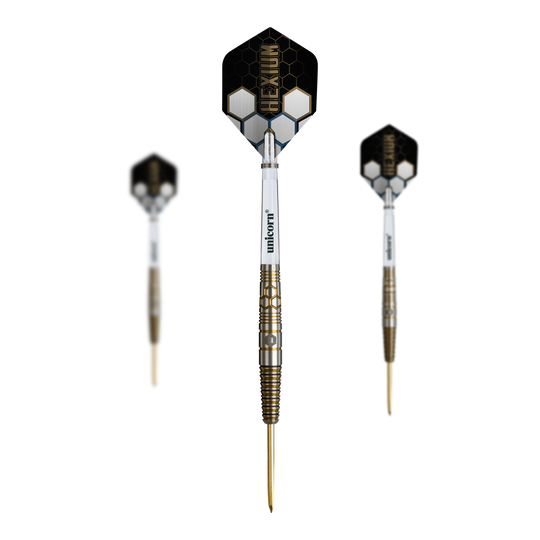 Unicorn Hexium Style 03 Goud & Zwart Steeldarts Dieses Bild zeigt das Set der Unicorn Hexium Style 03 Gold & Black Steeldarts. Mehrere Darts im Gold und Schwarz Look liegen als Set zusammen.