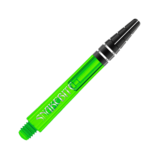 C645_Red_Dragon_Nitrotech_Peter_Wright_Green_Shafts_42mm_2 Das Bild zeigt einen grünen Dart-Schaft mit der Aufschrift "SNAKEBITE". Der Schaft hat schwarze Ringe am oberen Ende und ist durchsichtig.