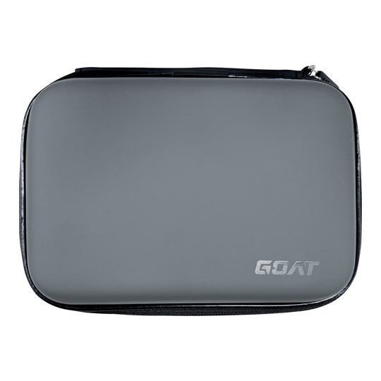 GOAT Locker XL dartportemonnee Auf dem Bild ist eine graue, rechteckige Tasche mit abgerundeten Ecken zu sehen. In der rechten unteren Ecke steht das Wort "GOAT".