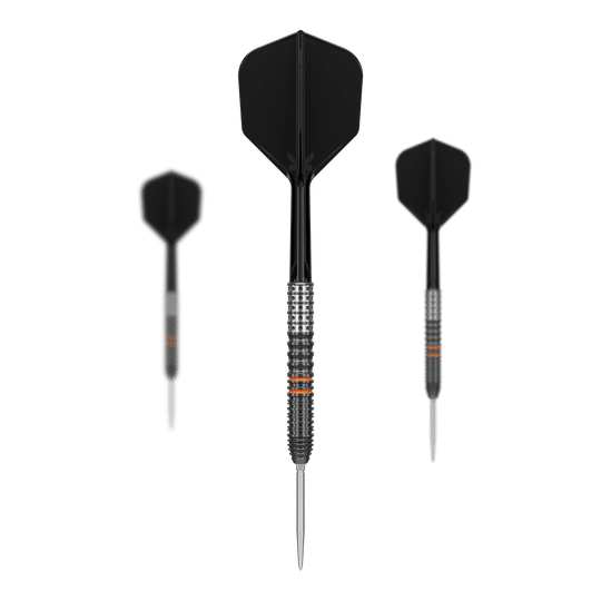Das Bild zeigt drei schwarze Steeldarts mit silbernen Spitzen und auffälligen orangenen Ringen am Griff. Der mittlere Dart ist frontal dargestellt, während die beiden anderen leicht nach hinten versetzt sind.