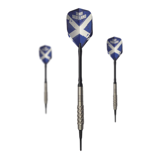 McDart 85 Tungsten V4 zachte darts - 16g Das Bild zeigt drei Softdarts des Produkts "McDart 85er Tungsten V4" mit einem Gewicht von 16g. Die Flights sind blau mit einem weißen Kreuz und der Aufschrift "Team Scotland" gestaltet.