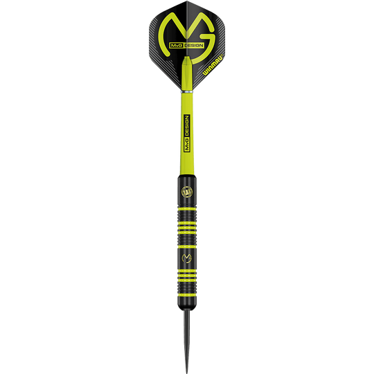 1233_Winmau_Michael_Van_Gerwen_MvG_Ambition_Steeldarts_1tY1VGj9FcJWc8 Das Bild zeigt einen Winmau Michael Van Gerwen MvG Ambition Steeldart. Der Dart ist schwarz mit grünen Akzenten und hat das MvG-Logo auf der Flight.