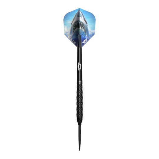 Bulls NL Shark Pro Zwarte Stalen Darts Das Bild zeigt einen schwarzen Steeldart mit rauer Griffoberfläche und einer spitzen Metallspitze. Auf dem Flight ist ein großes Hai-Motiv vor blauem Hintergrund zu sehen.