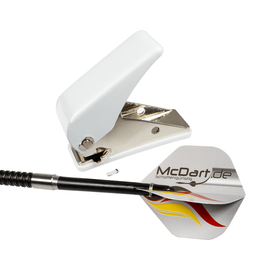 630-Flight-Locher-630-5 Das Bild zeigt den Flight Locher 630, ein Werkzeug zum Stanzen von Löchern in Dartflights. Daneben ist ein Dartpfeil mit einem gestanzten Flight zu sehen.