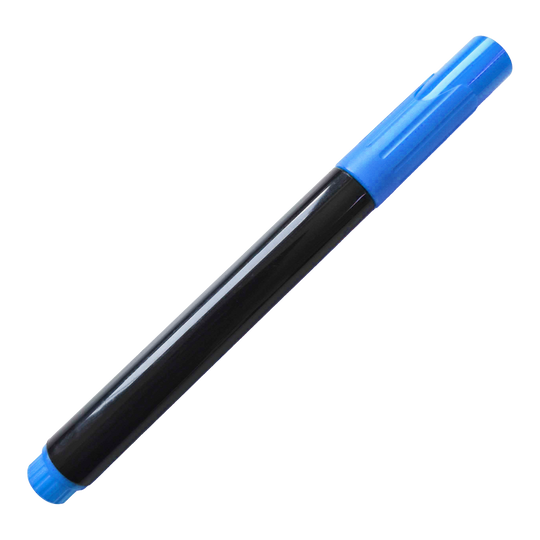 Bordmarker Auf dem Bild ist ein schwarzer Boardmarker mit blauer Kappe zu sehen. Der Stift liegt schräg auf einem weißen Hintergrund.