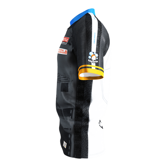 Target Coolplay Chris Dobey 2025 dartshirt Das Bild zeigt das "Target Coolplay Chris Dobey 2025 Dartshirt" aus seitlicher Ansicht. Das Shirt hat ein modernes Design mit schwarzen und weißen Bereichen sowie bunten Akzenten und Sponsorenlogos.