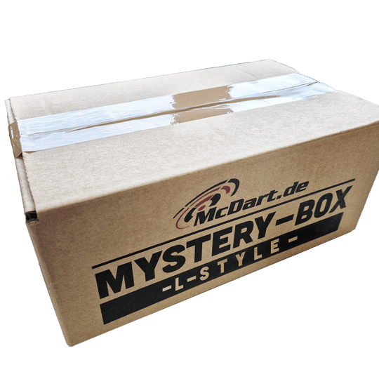 Auf dem Bild ist ein brauner Karton mit der Aufschrift „McDart.de MYSTERY-BOX -L-STYLE-“ zu sehen. Die Box ist mit Klebeband verschlossen.