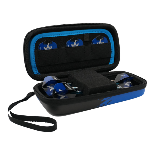 Bulls Orbis S Jermaine Wattimena dartkoffer Das Bild zeigt das Bulls Orbis S Jermaine Wattimena Dartcase, das geöffnet ist. Im Inneren befinden sich blaue Darts und mehrere Dartflights ordentlich verstaut.