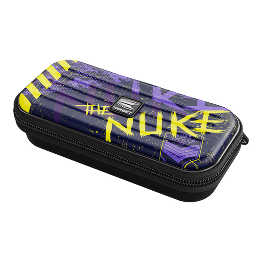 Target Takoma Luke Littler dartkoffer Das Bild zeigt das Dartcase "Target Takoma Luke Littler" in dunklem Design mit gelben und violetten Akzenten. Auf dem Etui steht auffällig das Wort "NUKE" sowie der Name "Luke Littler".