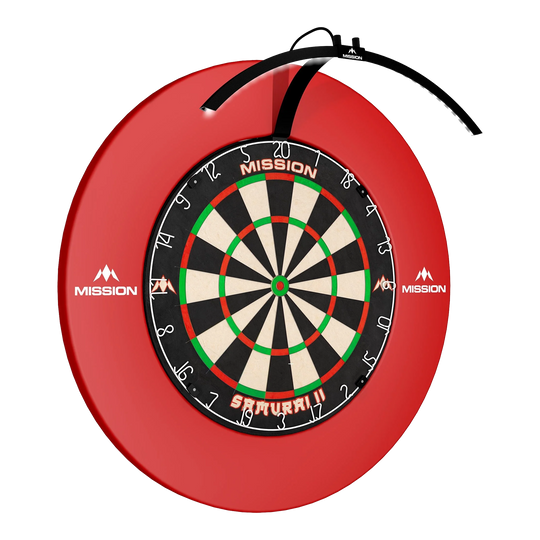 Mission Torus 100 Opvouwbare LED Dartbordverlichting Das Bild zeigt das "Mission Torus 100 Faltbare LED Dartboard Beleuchtung" an einem Dartboard befestigt. Die LED-Beleuchtung sorgt für eine optimale Ausleuchtung der Dartscheibe.