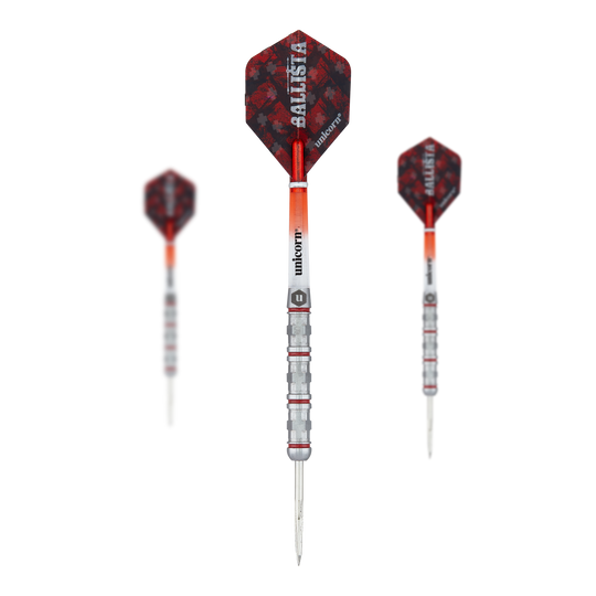 Unicorn Ballista Style 4 stalen darts Das Bild zeigt drei Steeldarts des Produkts "Unicorn Ballista Style 4". Die Darts haben silberne Spitzen, rote Flights und einen silber-roten Schaft mit dem Schriftzug "Unicorn".