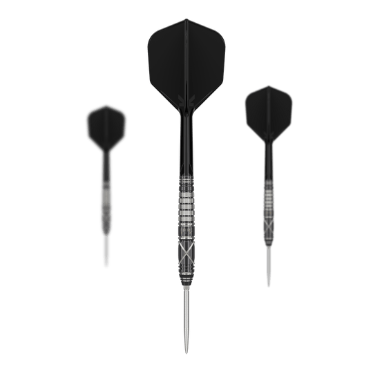 Das Bild zeigt drei schwarze Steeldarts des Produkts „Target Japan Black Marque Chaos 2 SP“. Die Darts haben silberne Spitzen und ein gerilltes Griffstück.