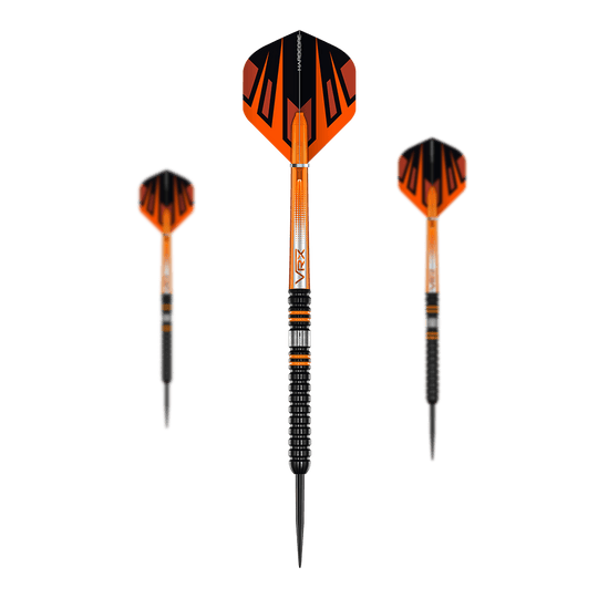 Red Dragon Amberjack Pro 1 stalen darts Das Bild zeigt drei Steeldarts des Produkts „Red Dragon Amberjack Pro 1“. Die Darts sind überwiegend schwarz und orange gestaltet und haben eine moderne, sportliche Optik.