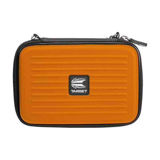 125856_Target_Takoma_XL_Dartwallet_Orange_1 Dies ist das Produkt "Target Takoma XL Dartwallet". Es handelt sich um ein orangefarbenes Etui mit schwarzem Reißverschluss und Target-Logo auf der Vorderseite.