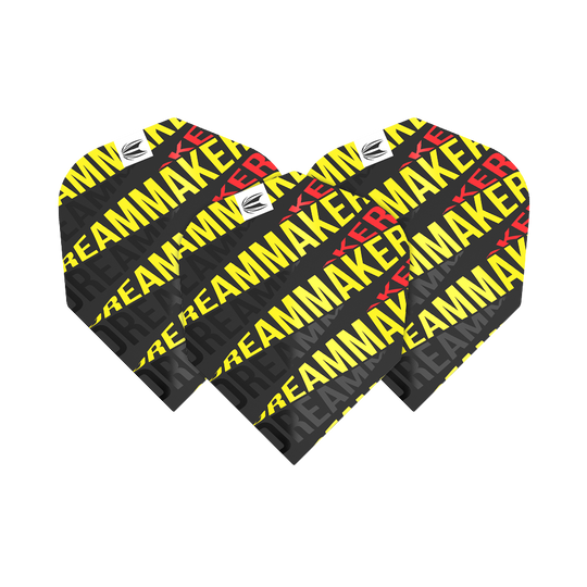 TG79_336530_Target_Pro_Ultra_Dimitri_Van_Den_Bergh_80_No6_Flights_1PcNXzThLE2ngp Das Bild zeigt drei Dart-Flights mit dem Schriftzug "DREAMMAKER" in gelber und roter Schrift. Die Flights sind schwarz mit markantem Aufdruck und tragen das Logo von Target.