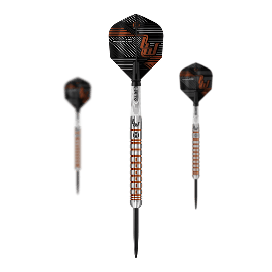 Luke Woodhouse Series 2 stalen darts van Harrow Das Bild zeigt drei Steeldarts aus der Serie "Harrows Luke Woodhouse Series 2". Die Darts haben ein auffälliges Design mit silbernen und orangenen Ringen sowie schwarzen Flights.
