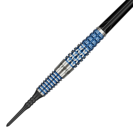 Target Japan Toru Suzuki Sereno GEN2 Soft Darts - 20g Dies ist ein Softdart namens "Target Japan Toru Suzuki Sereno GEN2 Softdarts - 20g". Der Dartpfeil hat ein silbernes und blaues Rillendesign mit schwarzen Elementen.