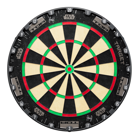 Hier sieht man das Target Star Wars Millennium Falcon Surround Board Bundle. Das Set kombiniert Star Wars Motiv mit praktischen Dart-Zubehör.