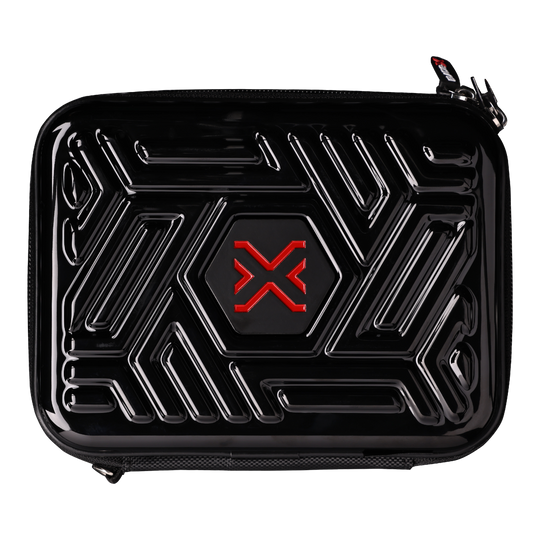 Auf dem Bild ist das Winmau Blade X Armor G2 Dartwallet zu sehen. Die Darttasche schützt und organisiert die Darts professionell.