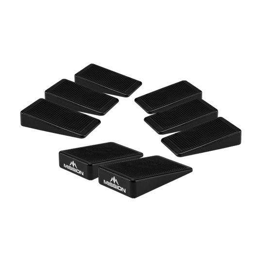 Mission Dartbord Wedges Spacers (Set van 8) Das Bild zeigt acht schwarze Keile, die als Abstandshalter für Dartboards dienen. Auf zwei der Keile ist das Logo und der Schriftzug "Mission" zu sehen.