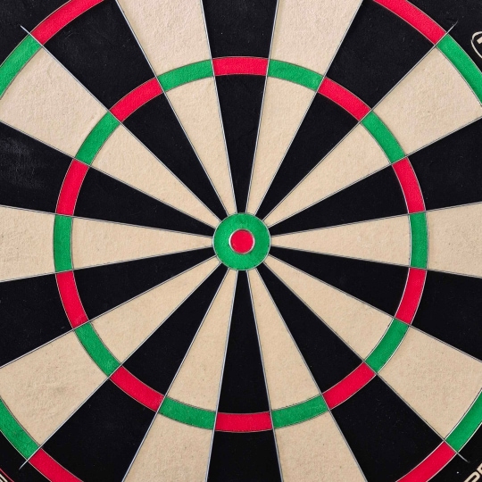 Winmau Blade X ProCore stalen dartbord Hier ist das Winmau Blade X ProCore Steeldartboard abgebildet. Die Dartscheibe eignet sich besonders für Profi-Dartspiele.