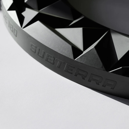 Precise 180 3D Dartboard Surround Subterra - Grafiet Das Precise 180 3D Dartboard Surround Subterra - Graphite ist auf dem Foto zu sehen. Diese Umrandung eignet sich ideal für Dartliebhaber.