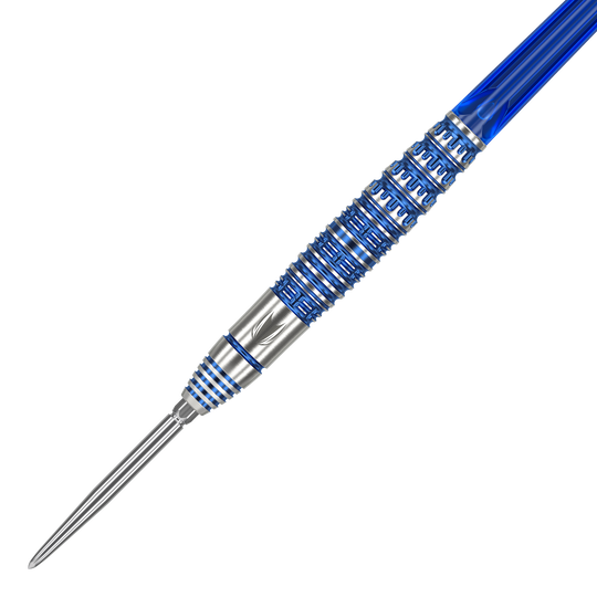 Das Bild zeigt einen Target Japan Toru Suzuki Sereno GEN1 Swiss Point Steeldart mit 21g Gewicht. Der Dartpfeil ist silberfarben mit blauen Akzenten und hat ein auffälliges Rillenmuster am Barrel.