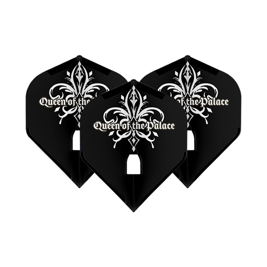 Das Bild zeigt drei schwarze Dartflights mit der Aufschrift "Queen of the Palace". In der Mitte jedes Flights befindet sich ein stilisiertes, weißes Ornament.