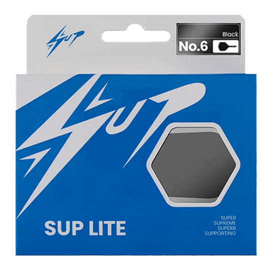 Caliburn SUP Lite No6 vluchtschachtsysteem Die Abbildung zeigt die Verpackung des Produkts "Caliburn SUP Lite No6 Flight-Shaft-System". Die Verpackung ist überwiegend blau und weiß und enthält ein Sichtfenster, durch das das Produkt teilweise zu sehen ist.