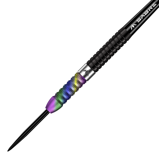 Missie Matt Edgar Steeldarts Das Bild zeigt einen Mission Matt Edgar Steeldart mit einem bunten, regenbogenfarbenen Griff. Der Dart hat ein schwarzes Schaftstück und eine scharfe Spitze.