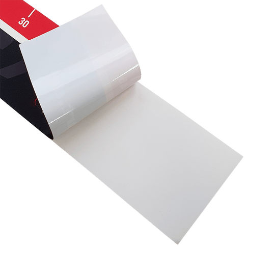 688_McDart_Abwurflinie_2 Das Bild zeigt das Produkt "McDart Abwurflinie", eine klebende Markierungslinie für Dartspieler. Die Schutzfolie wird teilweise abgezogen, um die Klebefläche freizulegen.