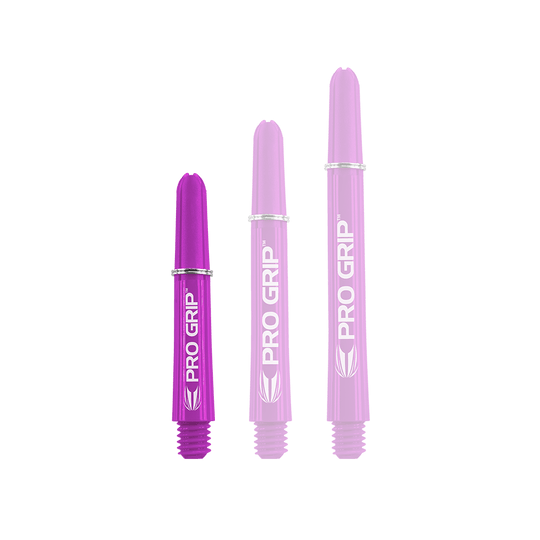 Target Pro Grip Shafts - 3 sets - Paars Das Bild zeigt drei lilafarbene Dartschäfte mit der Aufschrift "PRO GRIP". Sie stehen nebeneinander und sind unterschiedlich lang.