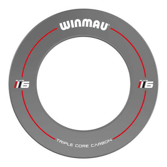 Das Bild zeigt einen grauen Dartboard-Surround der Marke Winmau mit der Aufschrift "Blade 6". Auf dem Surround stehen außerdem die Worte "Triple Core Carbon" und rote Linien sind als Designelemente eingearbeitet.