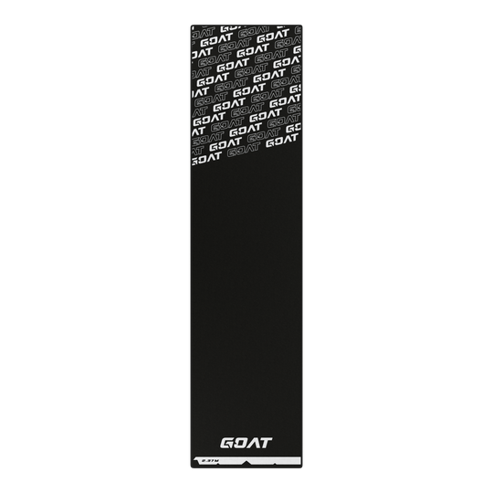 Der GOAT Logo Dartteppich ist überwiegend schwarz und zeigt mehrfach das weiße GOAT-Logo am oberen Rand. Unten auf dem Teppich befindet sich ebenfalls ein großes GOAT-Logo sowie eine Markierung.