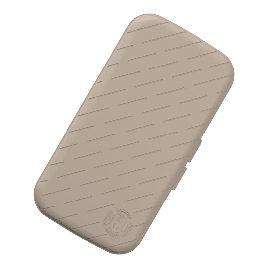 Harrows Slimcase Dart Case Die Abbildung zeigt ein schlankes Dart-Etui in steingrauer Farbe. Die Oberfläche ist mit schrägen Linien und einem geprägten Logo verziert.