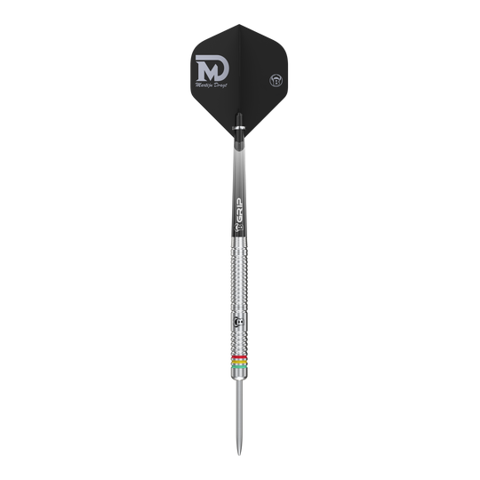 Dies ist ein Steeldart mit silbernem Schaft und schwarzem Flight, auf dem "Martijn Dragt" steht. Das Produkt heißt "Bulls Martijn Dragt Steeldarts - 24g".