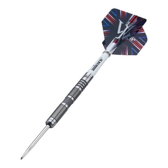 Unicorn James Wade The Machine Range Fase 4 Steeldarts Auf dem Bild ist ein Steeldart der Marke Unicorn aus der James Wade The Machine Range Phase 4 zu sehen. Der Dart hat ein silbernes, geriffeltes Barrel und einen schwarz-blauen Flight mit auffälligem Muster.