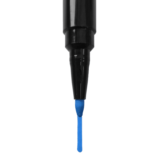 Auf dem Bild ist die Spitze eines blauen Boardmarkers zu sehen. Der Stift ist senkrecht ausgerichtet und die Kappe ist abgenommen.