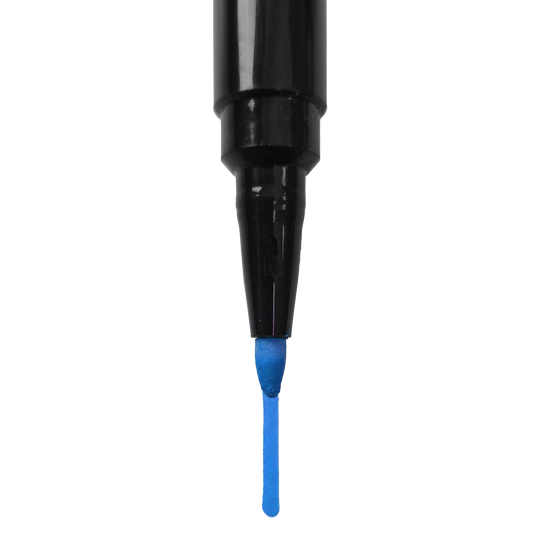 Bordmarker Auf dem Bild ist die Spitze eines blauen Boardmarkers zu sehen. Der Stift ist senkrecht ausgerichtet und die Kappe ist abgenommen.