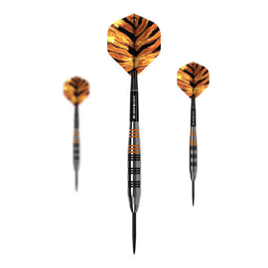 Mission Javan Brass Steel Darts - 22g Das Bild zeigt drei Steeldarts des Modells "Mission Javan Brass Steeldarts - 22g". Die Flights haben ein auffälliges, orange-schwarzes Muster, das an Tigerstreifen erinnert.