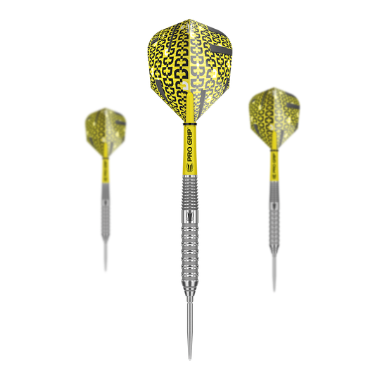 Target Bolide 02 Swiss Point steel darts Das Bild zeigt drei Target Bolide 02 Swiss Point Steeldarts mit silbernem Schaft und gelb-schwarzem Flight. Die Darts haben den Aufdruck "PRO GRIP" auf dem Schaft.