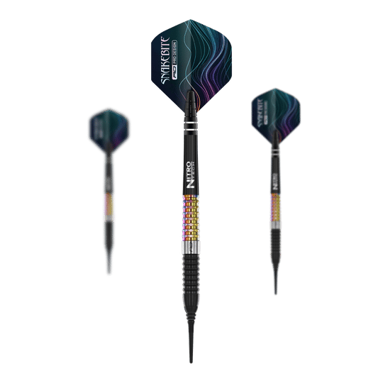 Das Bild zeigt drei Softdarts des Modells „Red Dragon Peter Wright Corra Softdarts - 18g“. Die Darts haben bunte, strukturierte Griffe und schwarze Flights mit einem wellenförmigen Muster.