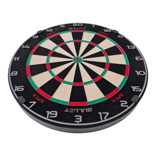 Bullet Apex stalen dartbord Bullet Apex Steeldartboard hängt an der Wand. Es ist eine Zielscheibe für Steeldarts.