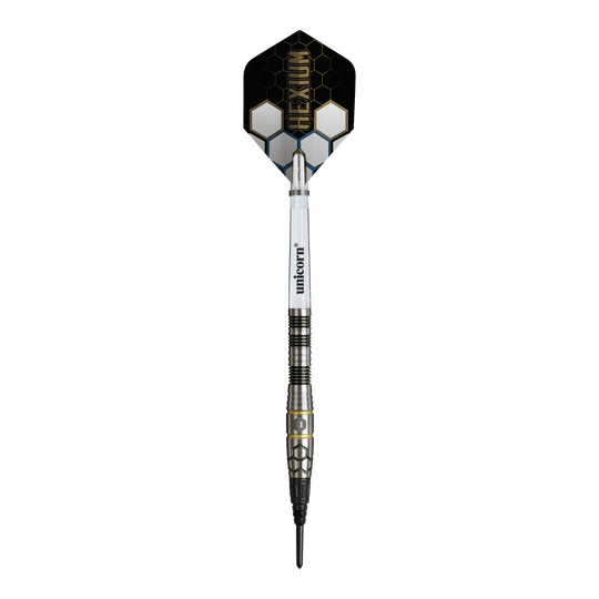 Unicorn Hexium Style 01 Zwart & Goud Soft Darts - 22g Das Bild zeigt die Unicorn Hexium Style 01 Black & Gold Softdarts mit einem Gewicht von 22 Gramm. Die Darts zeichnen sich durch ihr schwarzes und goldenes Aussehen aus.