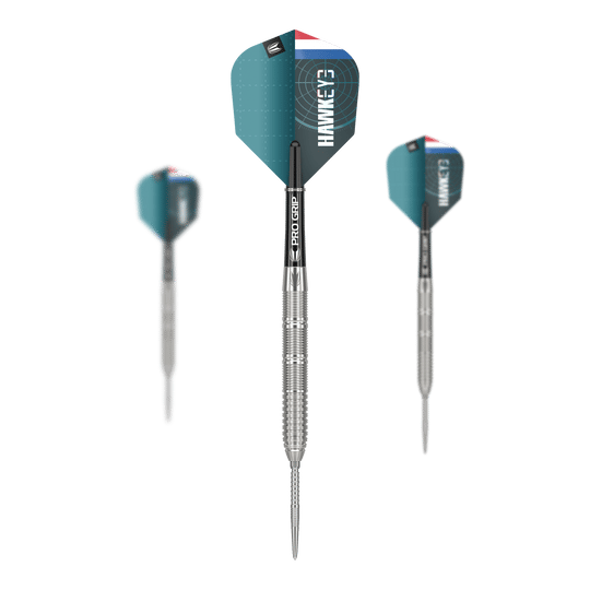 Das Bild zeigt drei Steeldarts des Modells „Target Kevin Doets GEN1 Swiss Point“ mit einem Gewicht von 23g. Die Pfeile haben silberne Spitzen und Schäfte sowie blau-grüne Flights mit weißer Aufschrift.