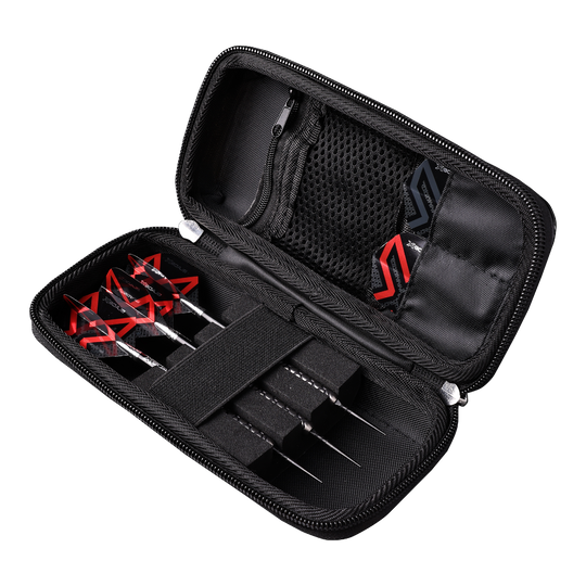 Hier ist das Winmau Blade X Armor G1 Dartwallet abgebildet. Dieses Dartwallet dient zur sicheren Aufbewahrung von Dartzubehör.